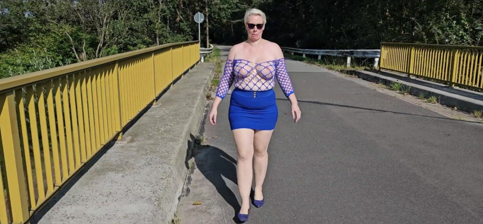 UserBitch1: Showing off My Boobs on the Bridge