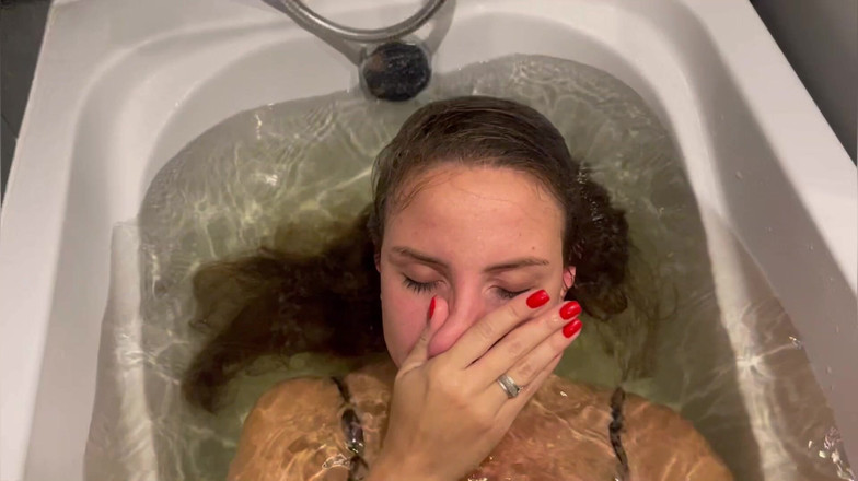 Hottie goddess: 가라앉는 아름다움 : 수중에서 개최, 공기를 구걸