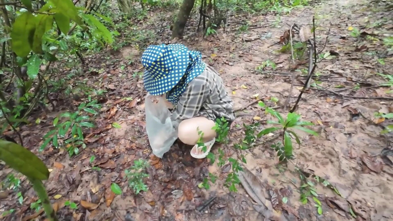 RealThaiSolo: 어쨌든 버섯 따기에 대해 걷고 자랑하는 태국 소녀, 숲에서 오줌 싸기 태국 목소리