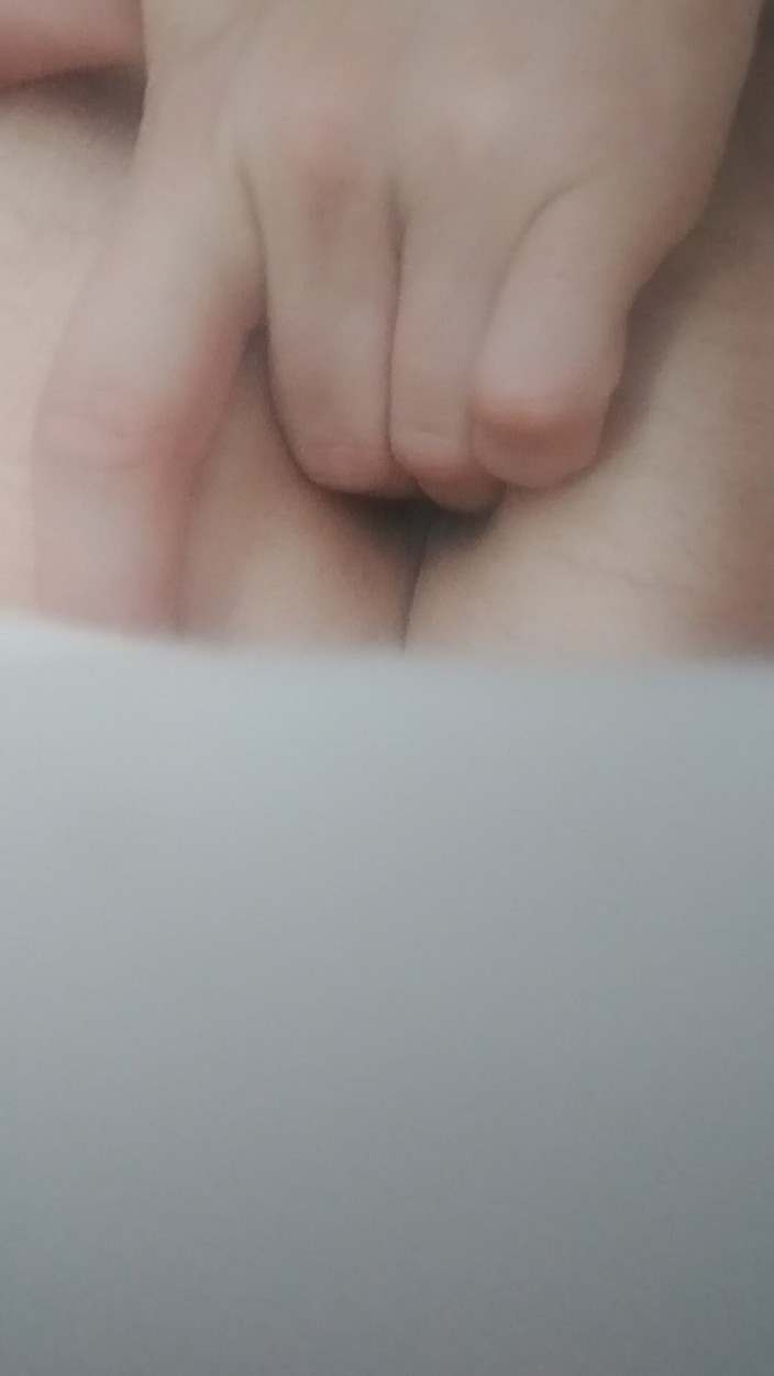 Bayer911: Litte fingering memekku sendirian