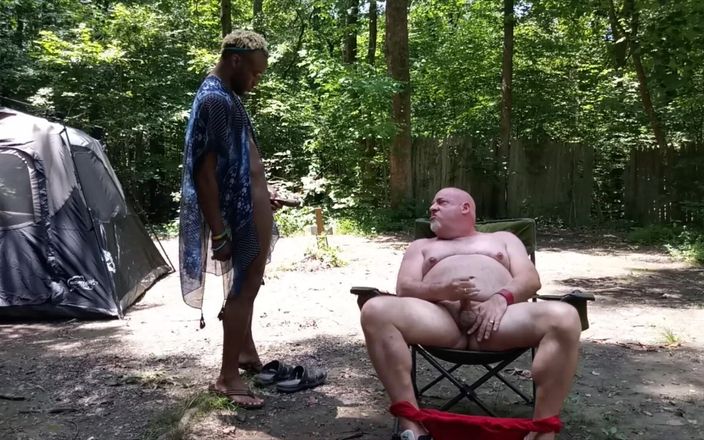beardaddychub: Apanhado!! Urso masturbando na floresta recebe um convidado surpresa e...