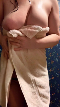 Sexy Slutty MILF Drops Towel