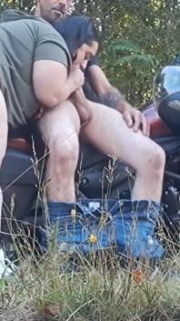 私は女の子をバイクに乗せて、彼女は自分のアソコで私に代償を払う
