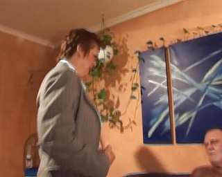 Porno kino: O bunicuță sălbatică din Germania își pulverizează fața cu spermă