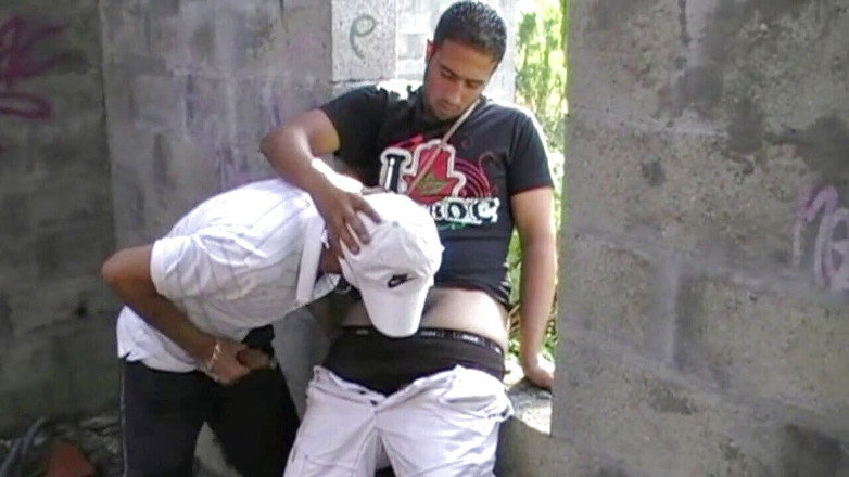 Gaybareback: 屋外のまっすぐな男に支配されています