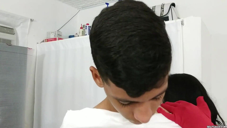 Selfgags femdom bondage: Латину-качку в значительной степени мумифицировали совместные женщины, женское доминирование