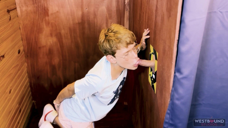 Latin Twinks: Marco Samuel duvar deliğinde yoğun bir gecede oral seks arzusunu...