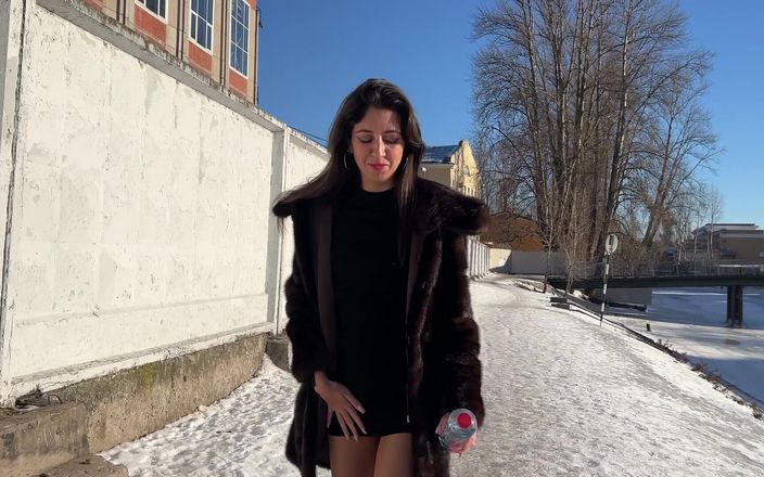 Katty West: Cewek sange dengan stoking seksi ini lagi asik muasin memeknya...