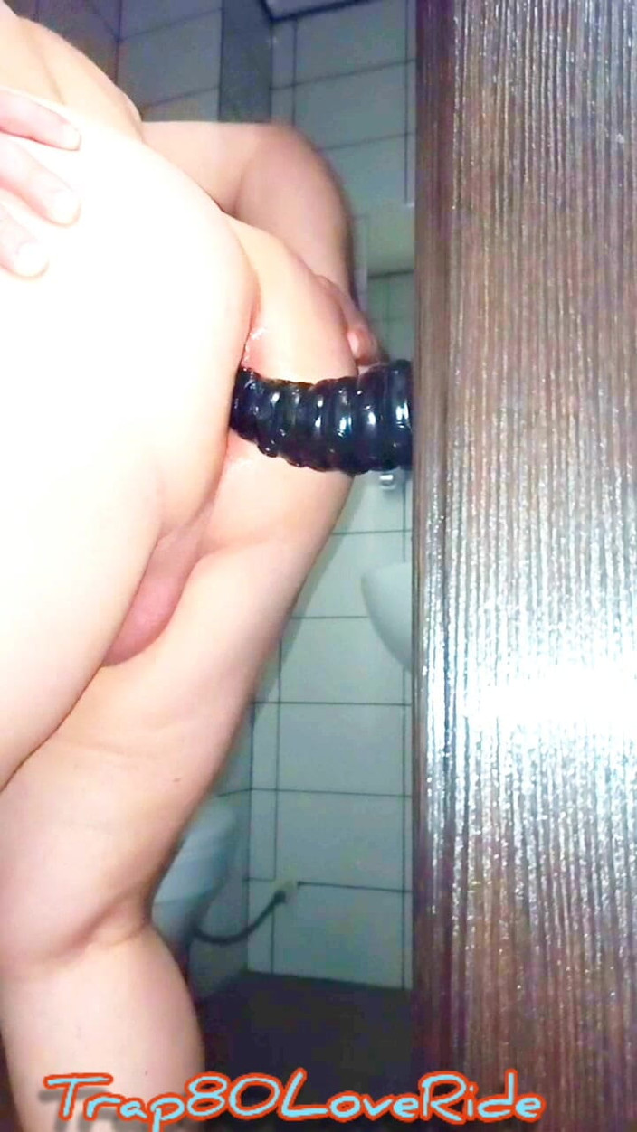 Trap80: Trap80，胖乎乎的 femboy 用假阳具、手淫器和手指玩肛交乐趣