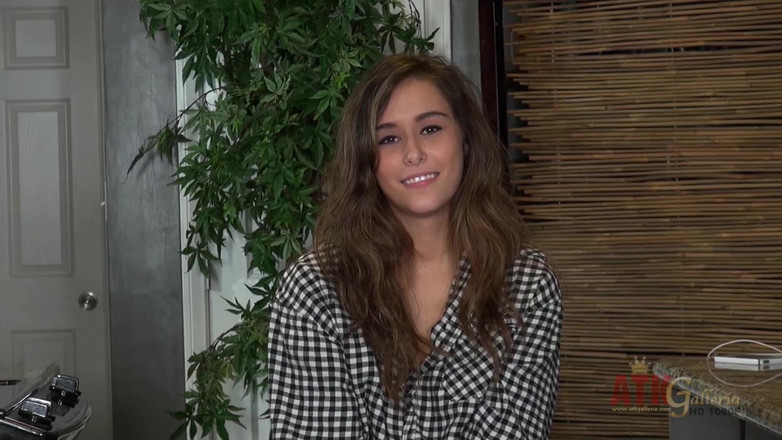 ATKIngdom: První rozhovor pro roztomilou mladou brunetku Anastasiu Black