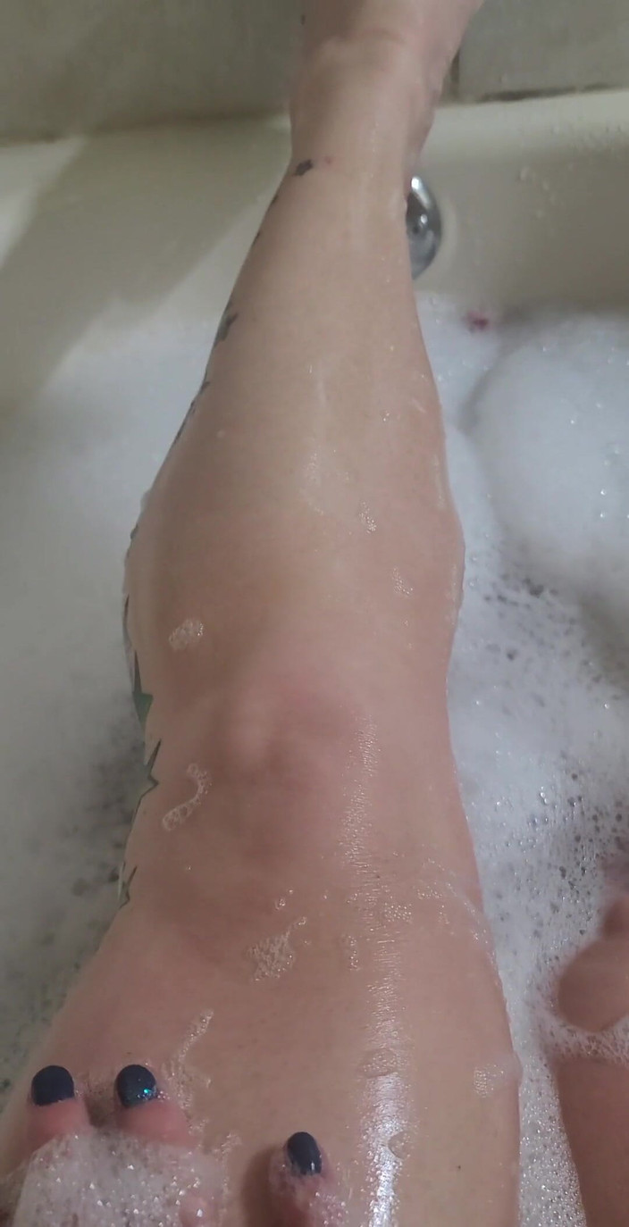 Ecko Belle: 午休时间，你的女神在长时间浸泡后需要按摩她的腿