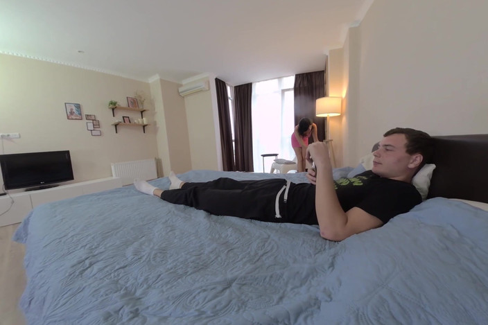 Vrx clouds: 那个男人看到邻居手淫，就和她发生了关系