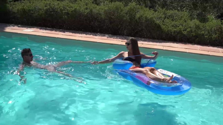 Kinky Mistresses: Berenang