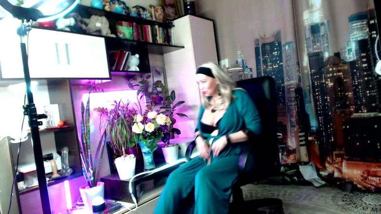 AimeeParadise: Aimee hot milf: ya, aku adalah pelacur bejatmu! Entot aku...