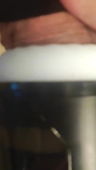 Faccio godere mio marito con masturbatore elettrico e massaggio delle palle, deve essere tranquillo!