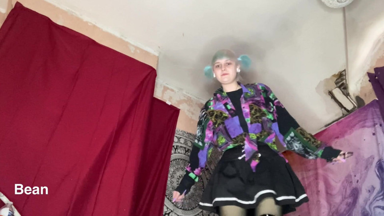 Alice Bean: Cute Giantess Steps on You