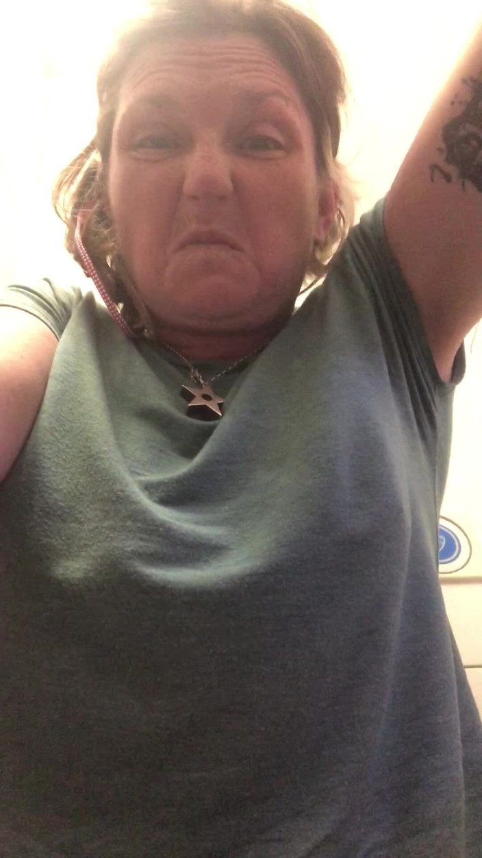 MistressWriggler: 在坚持了四个小时后，在飞机上撒尿！