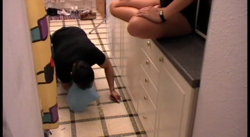 Femdom Austria: Feed him from the floor