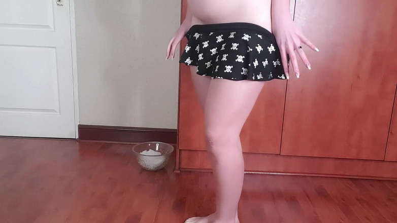 domslutfucker: Tombul sürtük amını ve götünü buz küpleriyle doldurarak eğleniyor