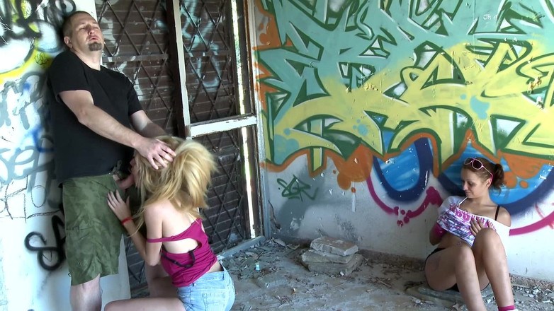 Femdom Sex: Cowok ngentot remaja di luar ruangan sementara temannya menontonnya