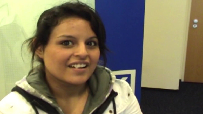 German Amateur Videos: 독일에서 온 아마추어 창녀가 나이 든 친구로부터 자지를 빨아