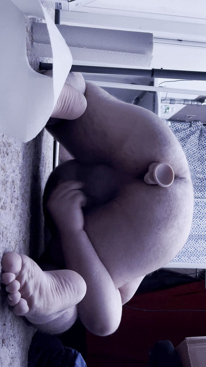 Chubbybidude: Tombul eşcinsel adam götünü dildoyla dolduruyor