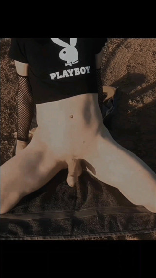 Lizzaali: Mijn dildo buiten berijden tot een piepend intens orgasme