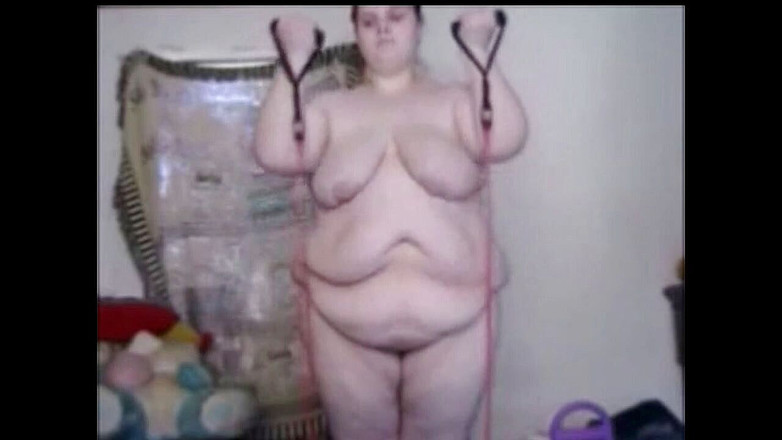 Fat House Wife: मोटी घर की पत्नी नग्न होकर अपना सेक्सी शरीर दिखा रही है