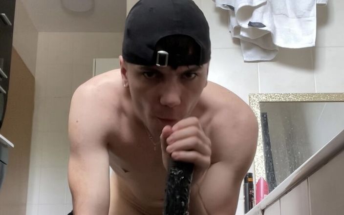 boyzxy212_2: Un bel gay gay gioca con un dildo mostruoso e...