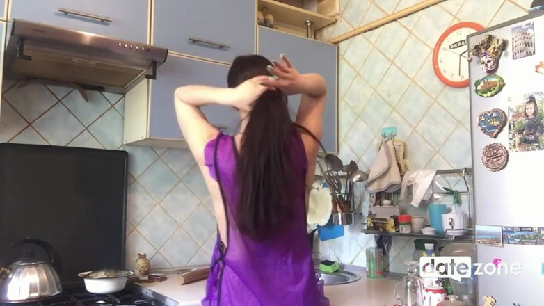 Datezone: Ibu-ibu sange ini lagi asik masturbasi memek tebalnya di dapur
