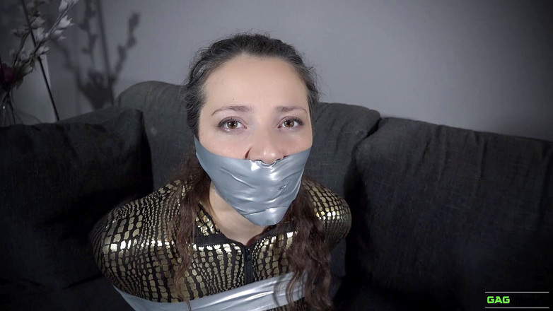 Gag Attack: Julia - robie în costum de pisică