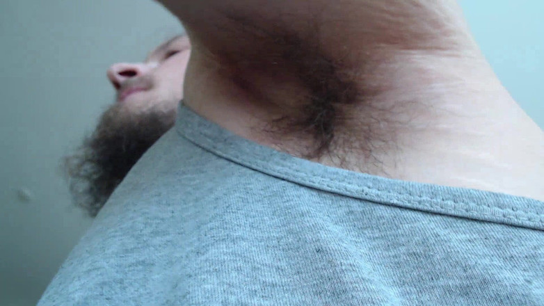 Hunky time: Alpha adulmecă axila păroasă