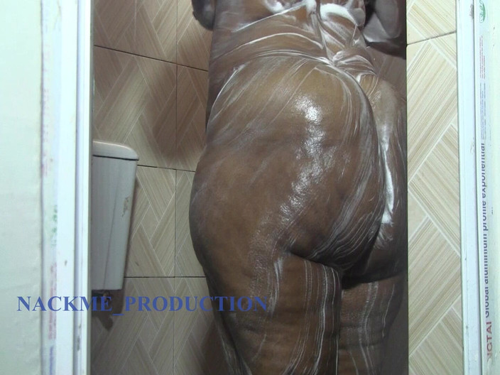 NACKME_PRODUCTION: Bbw-vrouw wast haar na vreemdgaan met haar buurman