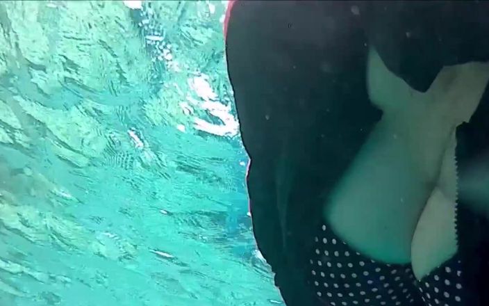 Maria Old: Bộ ngực khổng lồ dưới nước