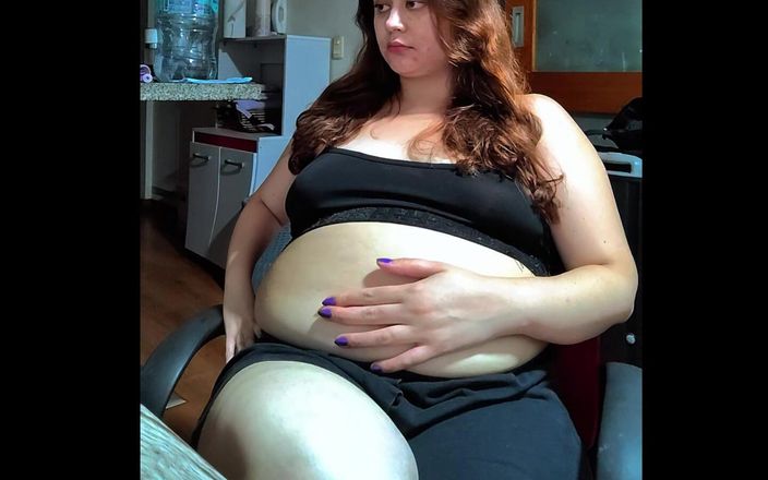 Nicole Passat: Podívejte se na moje břicho.