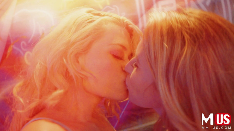 Model Media US: ジャーカオケ - ペイジ・オーウェンズとデスティニー・クルス