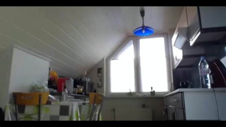 Sexydea: Sexydea dengan pantat besar yang menakjubkan menunjukkan kaki comelnya