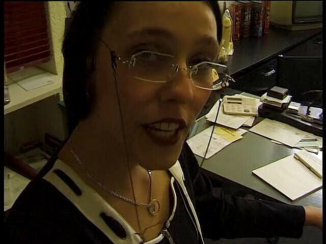 POV Orgasms: Spex 黑发女郎吮吸鸡巴并在 pov 中被后入