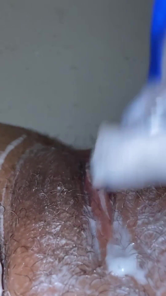 Dirtysecret: Mencukur memek berbuluku