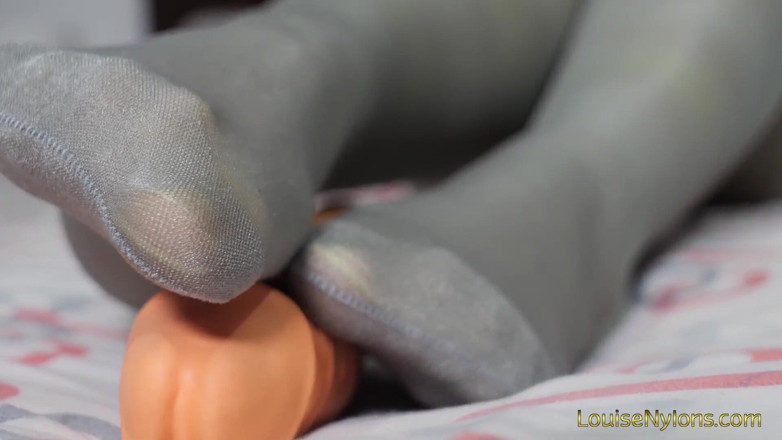 Louise Nylons: Sexy redhead play with her toes and her soles