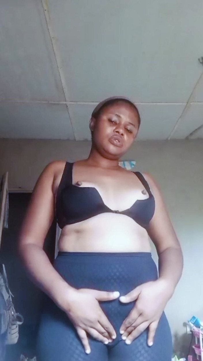 Lovelee: Menina nigeriana do interior recebendo esguicho no vídeo ao vivo