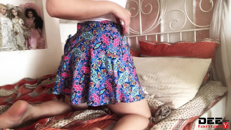Dee Fantasy: Schattige babe masturbeert poesje met dildo en komt klaar