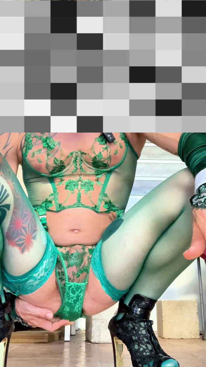 Benito414: Drăguță Femboy în lenjerie cu ciorapi foarte sexy care își expune chiloții...