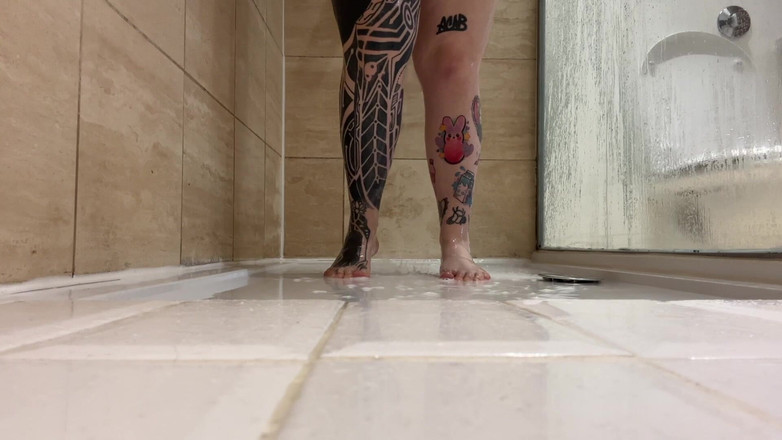 Miss Valentina: Widok stóp pod prysznicem