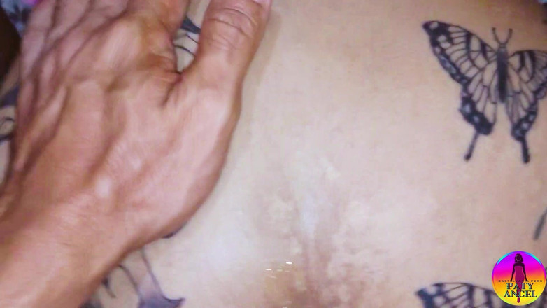 Paty Angel: Fanklub - řidič kamionu Nick zastaví v motelu a potetovaná zrzka dělá...