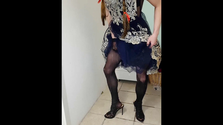 Trans and Cross-Dressers Feet: Transexual Helena Queen jugando con su polla dura