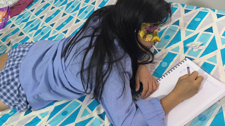 NEGRITA SEXY: 学生在继母家做作业，然后注意到一些微妙而神秘的东西