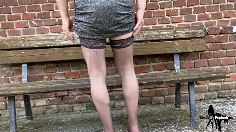 Emily Rossi: Emily Rossi Crossdresser masturbuje její zadek a péro venku a...