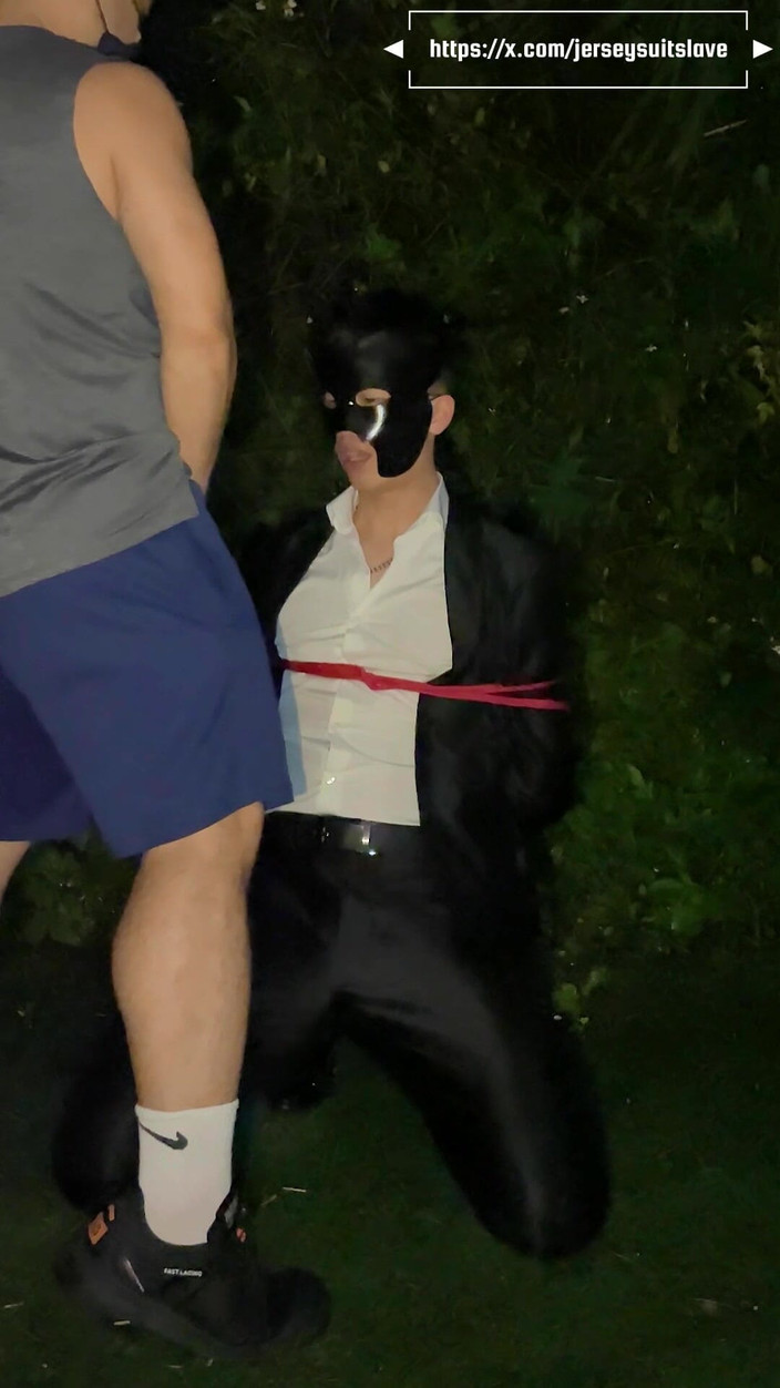 Human Urinal: Costumul luptă împotriva rușinii și umilinței din sălbăticie