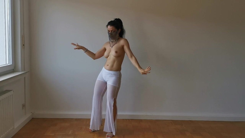Kitty Dancer: Bellydancer's Sensual Slow Striptease
